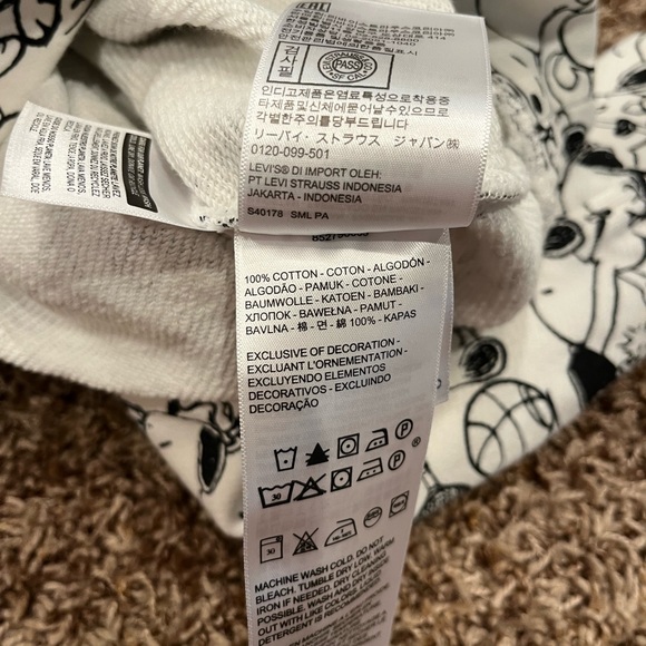 Levi's Peanuts Snoopy All Over Print Relaxed Fit Hoodie - Picture 15 of 15